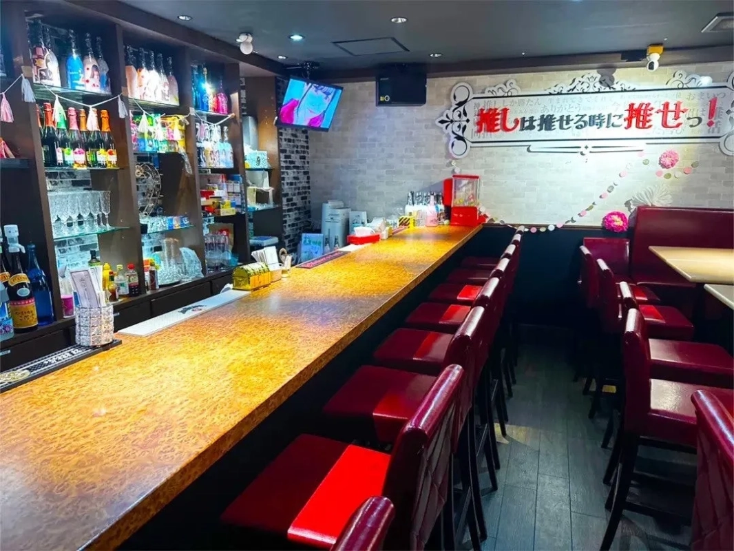 コンカフェ「推しは推せる時に推せっ！」店内