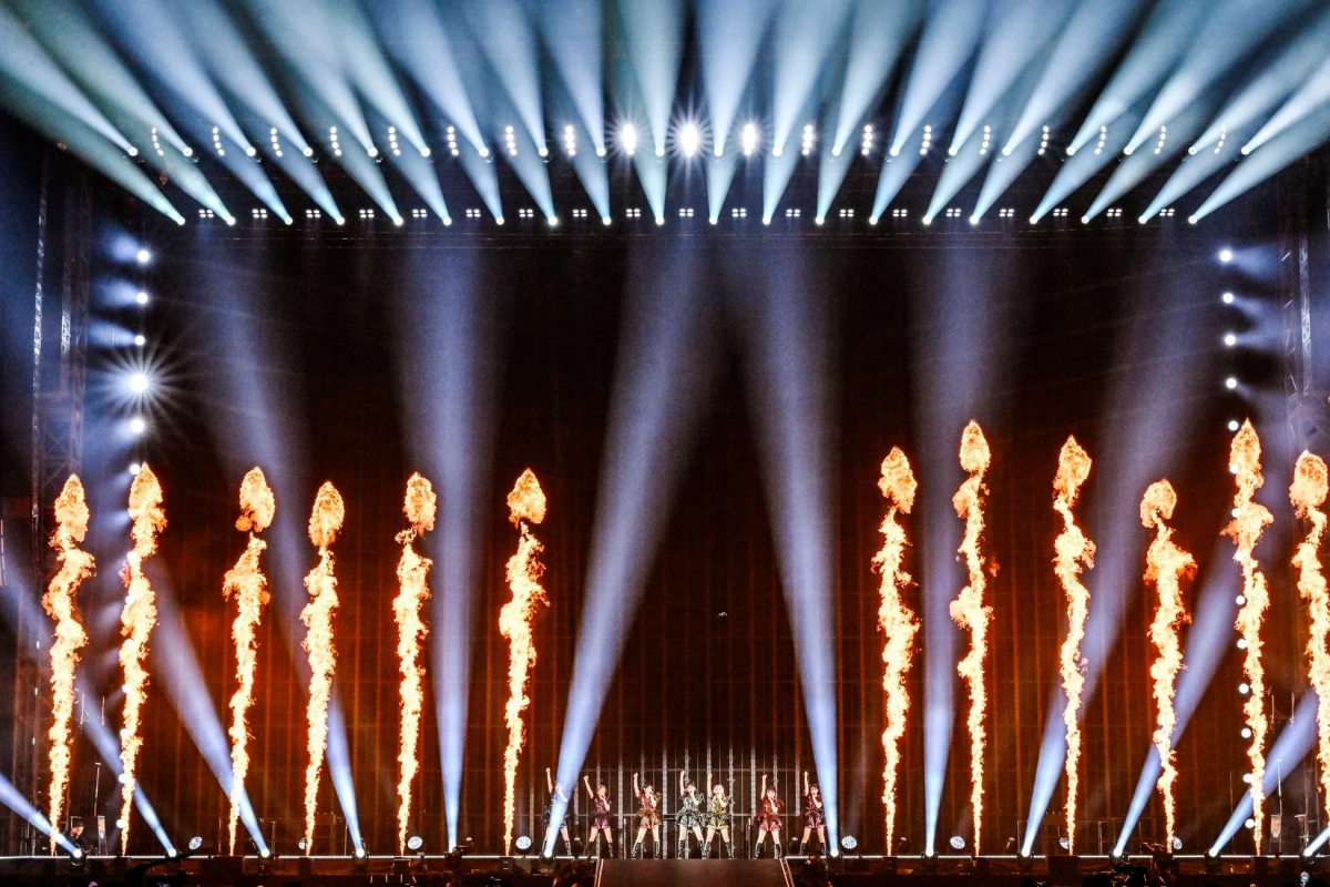 炎の演出が印象的なステージ