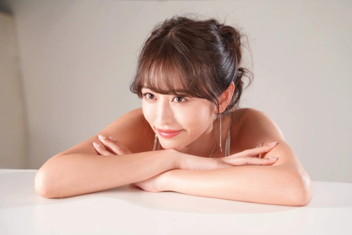 白い背景のスタジオで笑顔の女性