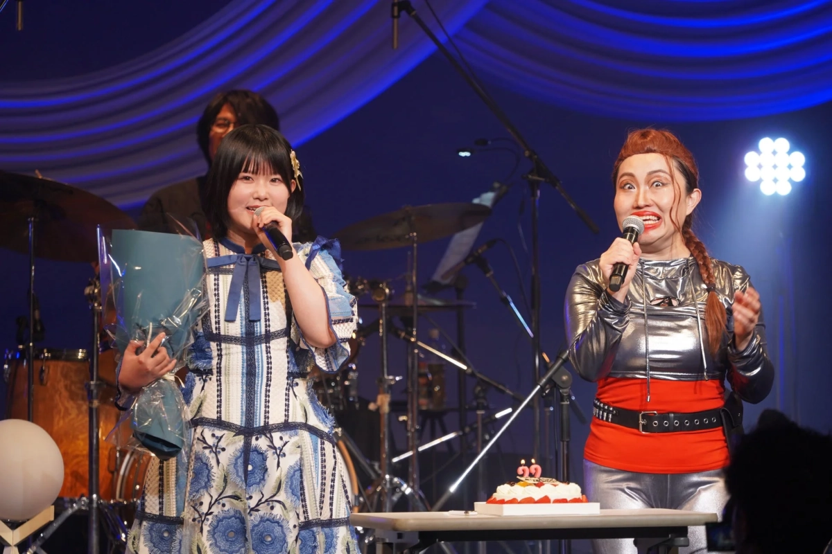 ステージで歌唱する池田裕楽さんとキンタロー。さん