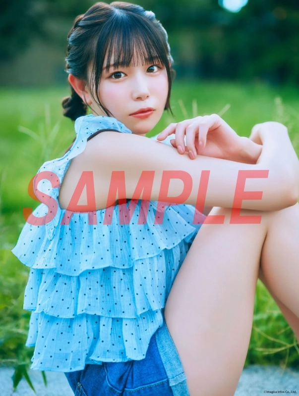 インフォスクエア特典イメージ：青いフリルトップスの小日向美香さん