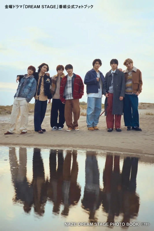 砂浜でポーズをとるNAZEのメンバー