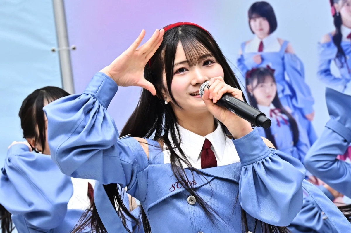 青い衣装のアイドル、歌唱中