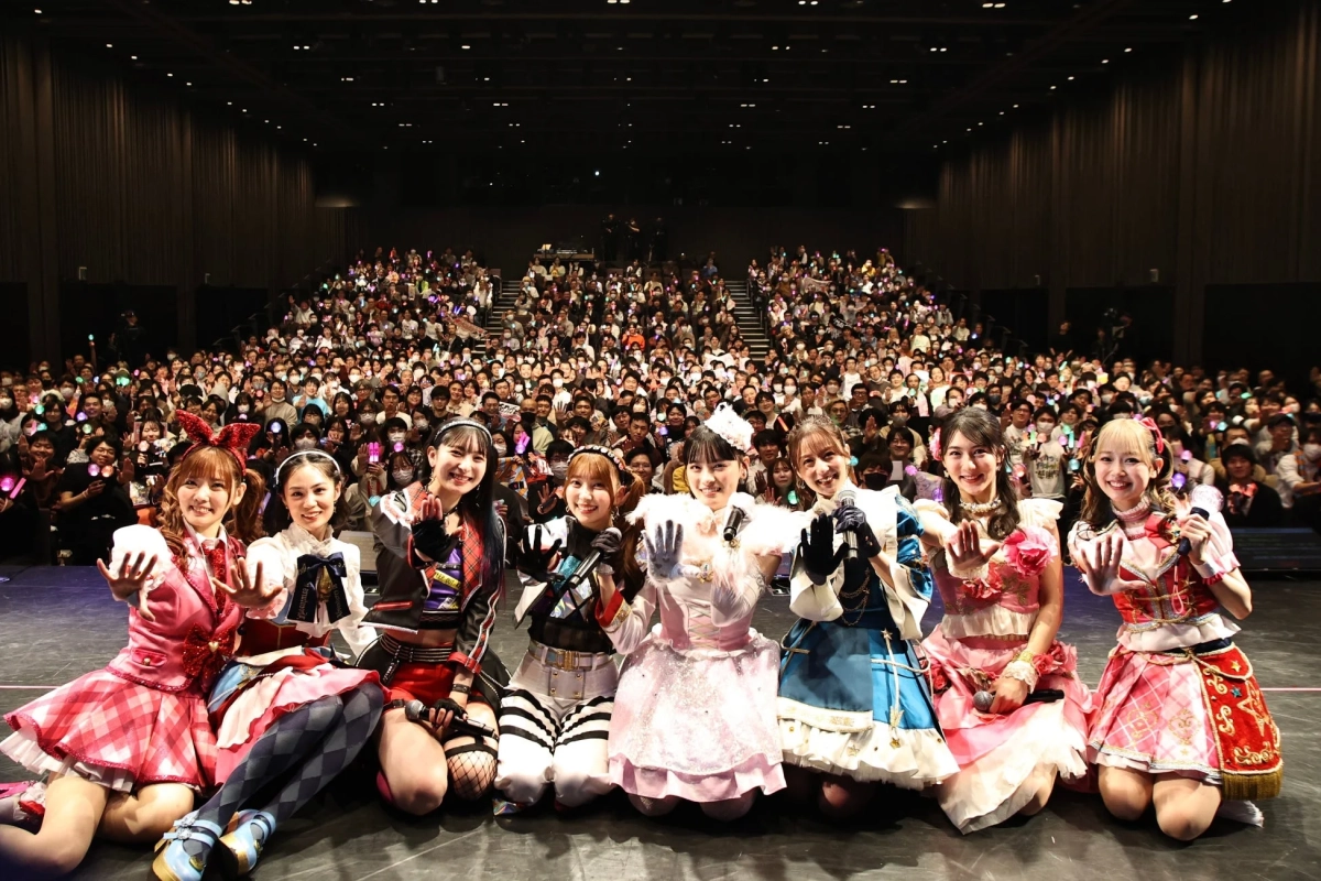 ライブイベントの熱気が伝わる一枚