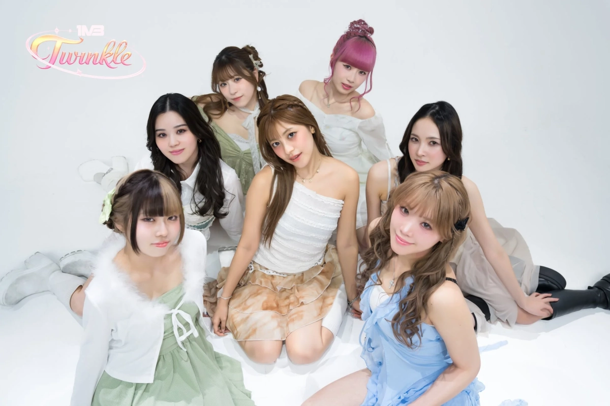 カラフルな髪色や様々な衣装を身につけた7人の若い女性