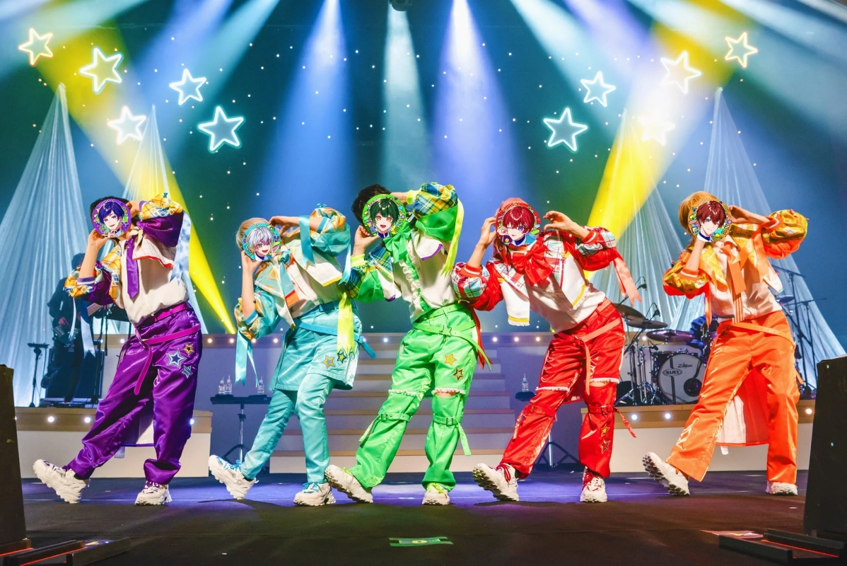 メンバーがうちわで顔を隠している画像