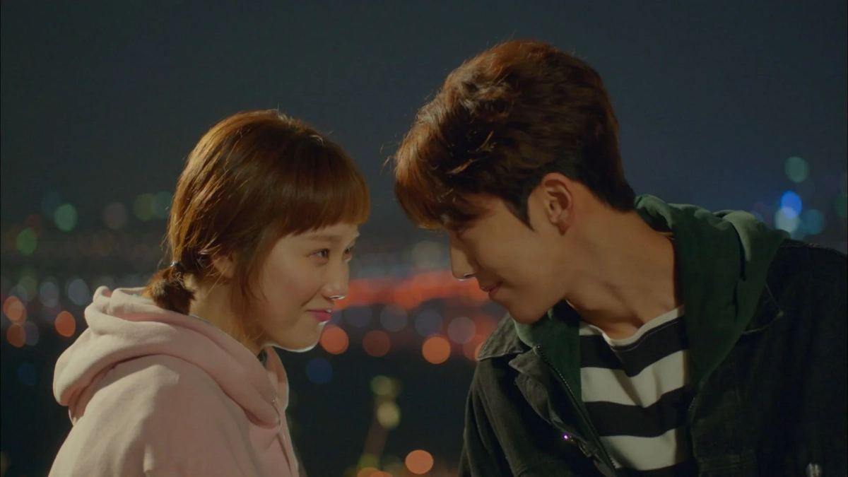 夜景を背景に見つめ合うカップル