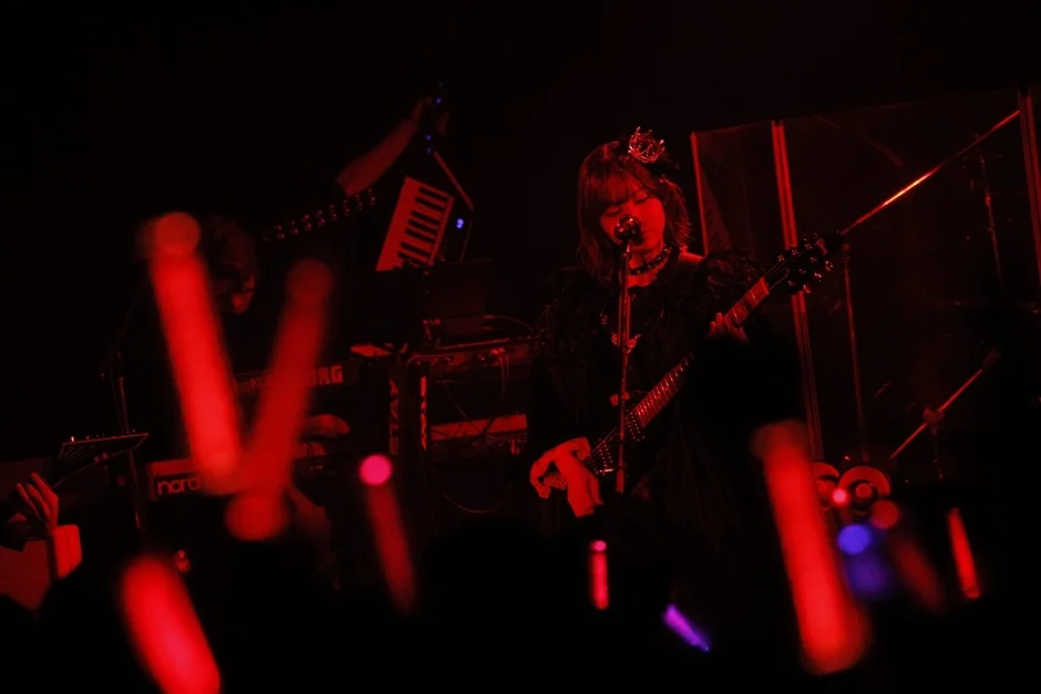 ギターを弾きながら歌う愛美さん