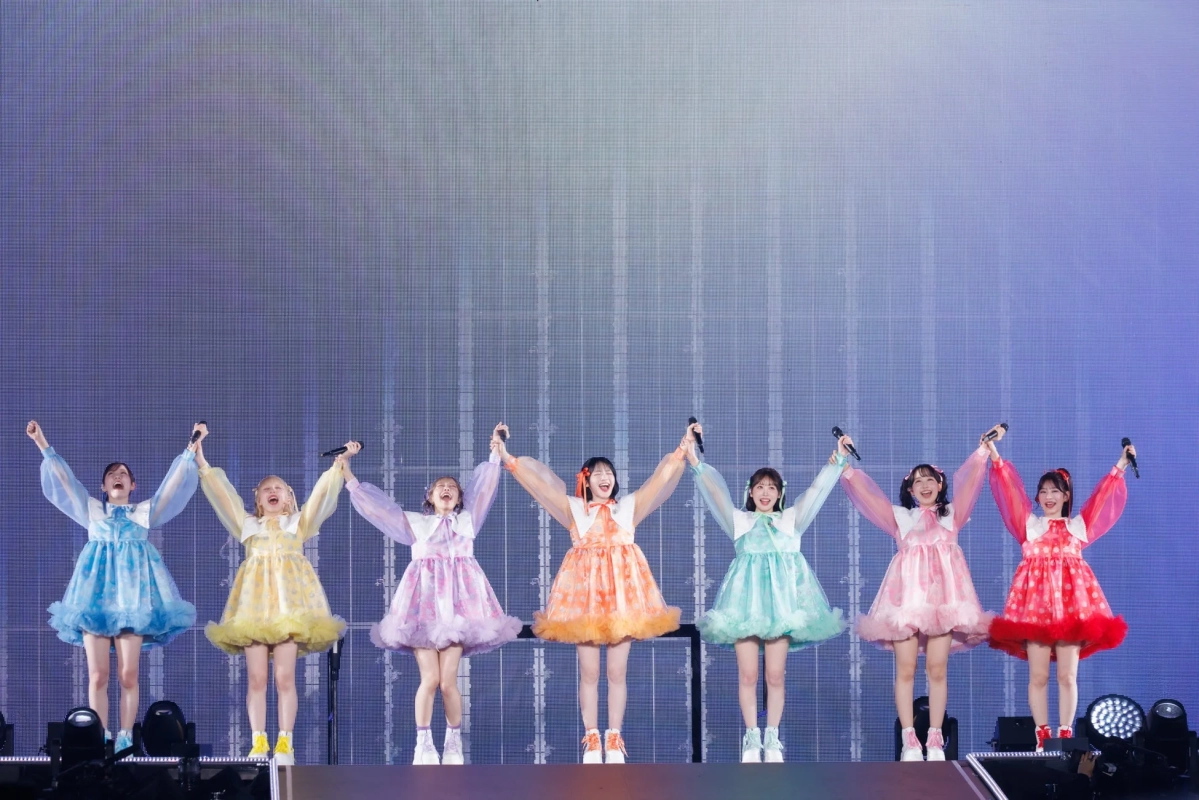 アンコールで手を繋ぎパフォーマンスするFRUITS ZIPPER