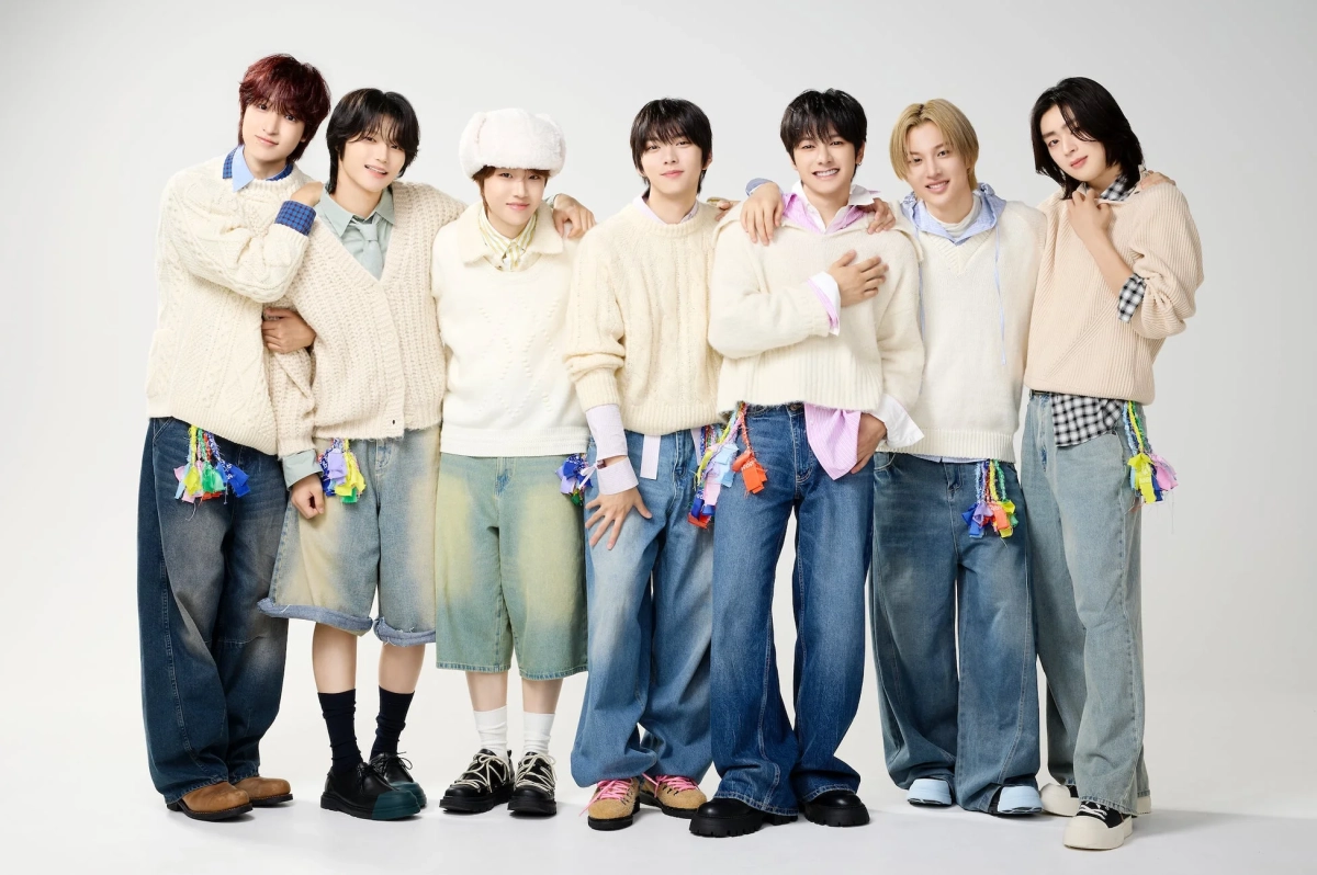 7人の若い男性アイドルグループ