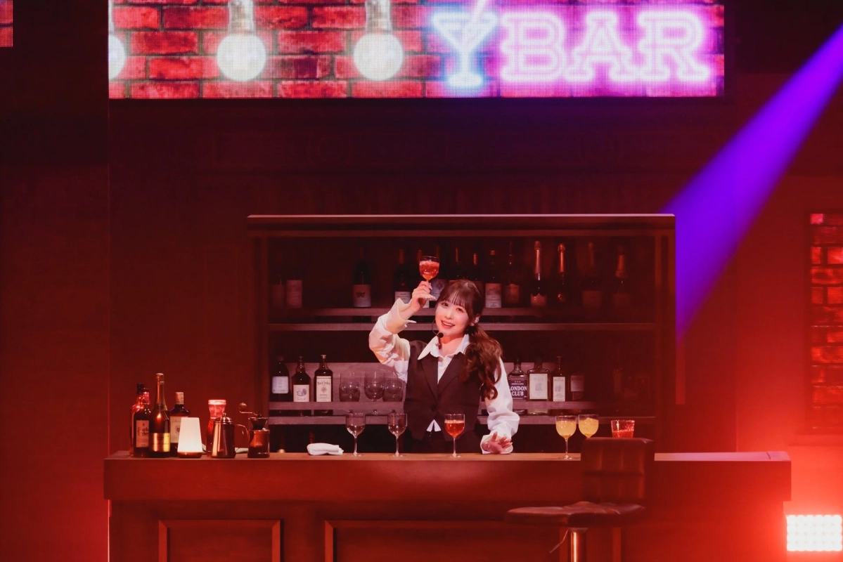 バーテンダーの衣装でパフォーマンスする櫻井優衣