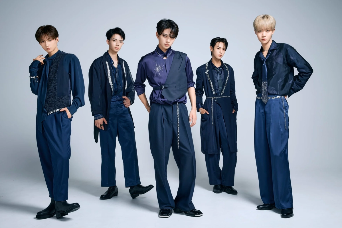 ネイビーの衣装をまとった5人の若い男性アイドルグループ
