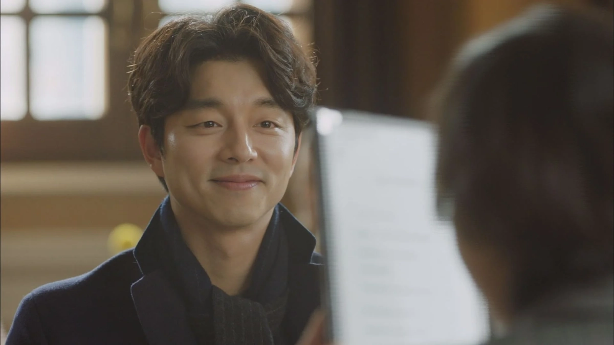 優しく微笑むコン・ユ