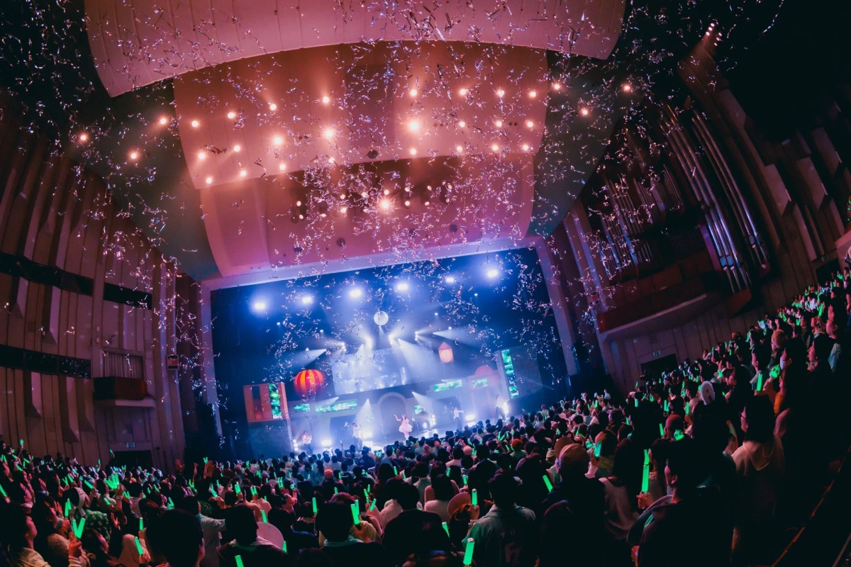 紙吹雪が舞うライブ会場