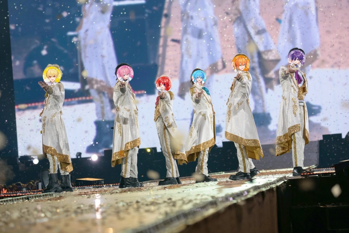 豪華な白と金の衣装をまとった6人のアニメキャラクター