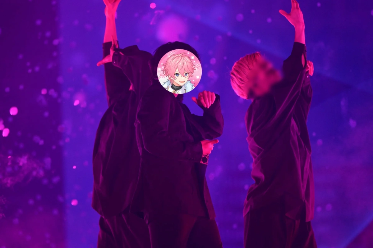 鮮やかな紫とピンクの照明が照らすステージで、複数の人物がパフォーマンス