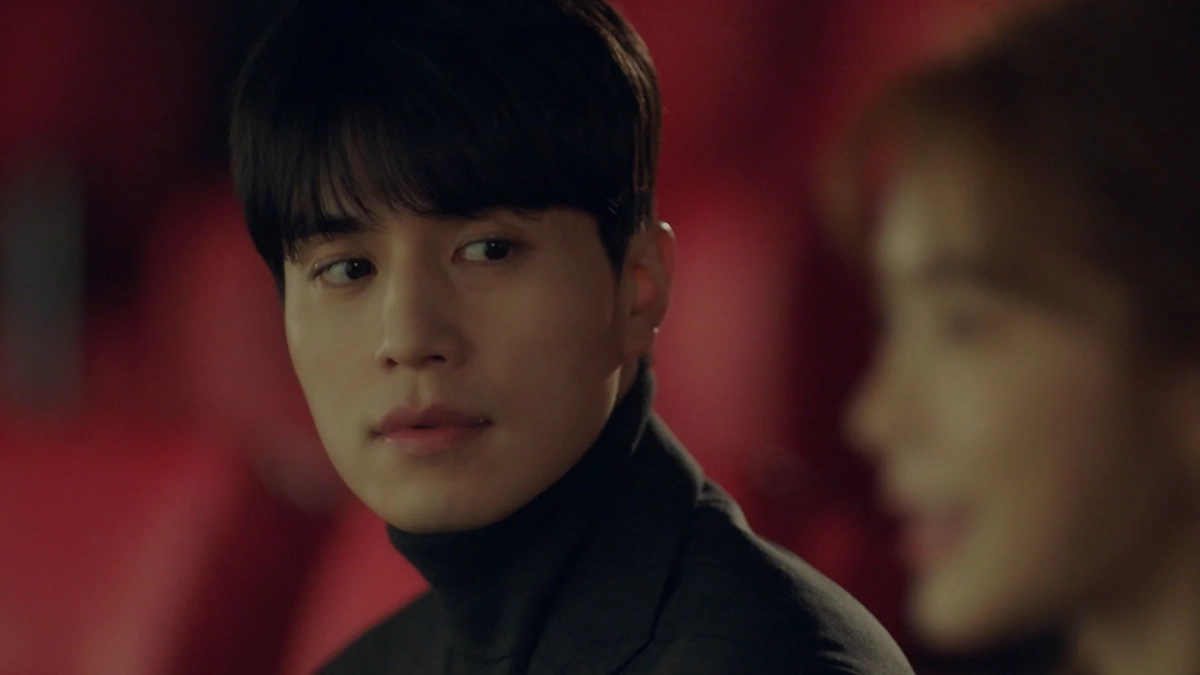 真剣な表情の男性と優しく微笑む女性