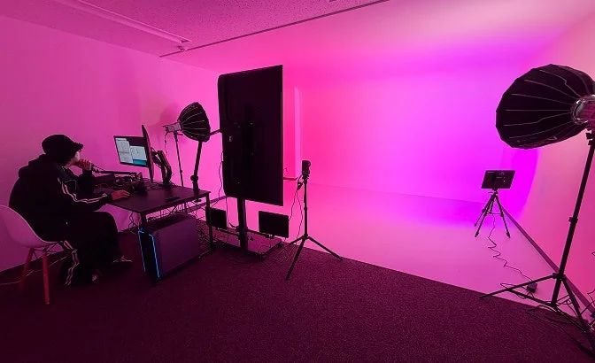 ピンク照明のスタジオ