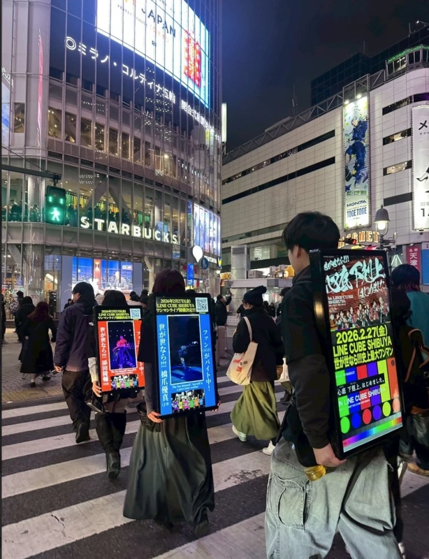 渋谷の街を歩くアドマン