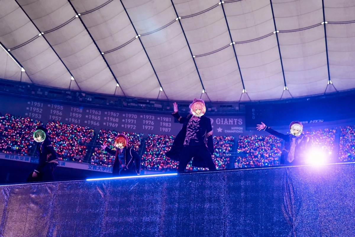 バーチャルアイドルらしきキャラクターがステージでパフォーマンスを行うライブ会場