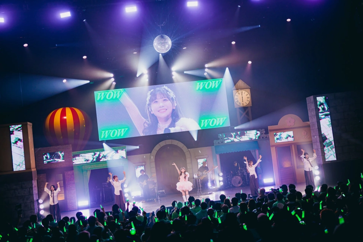 ライブ会場の様子、大型スクリーンに櫻井優衣