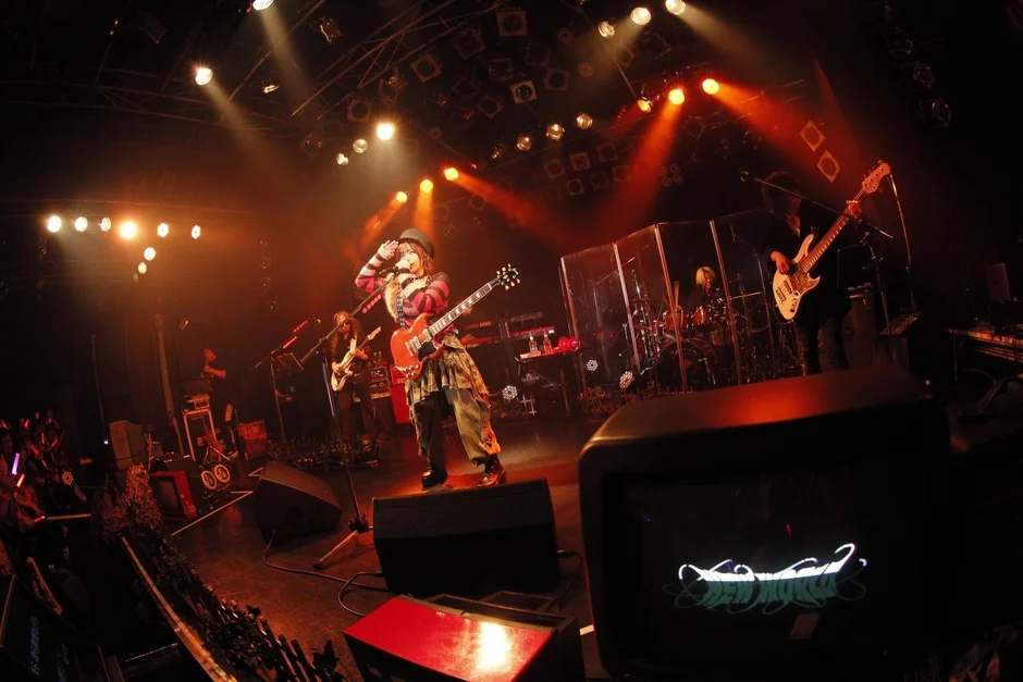 ステージでバンドと共演する愛美さん