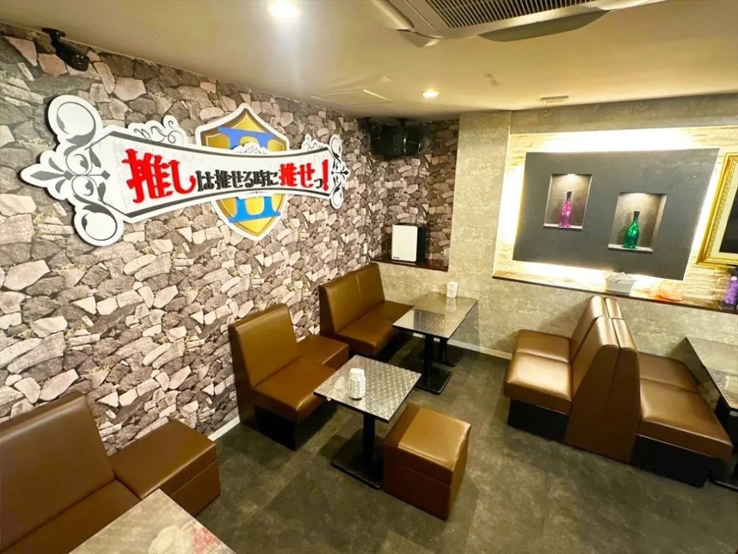 コンカフェ「推しは推せる時に推せっ！」店内