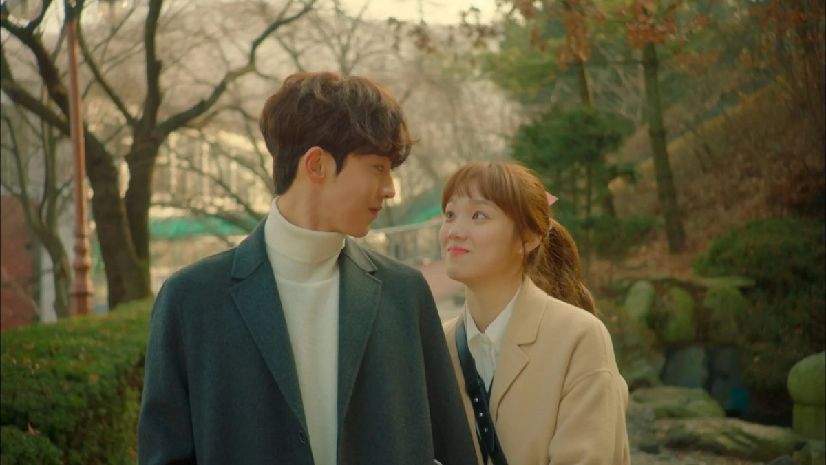 公園で笑顔で見つめ合う若い男女