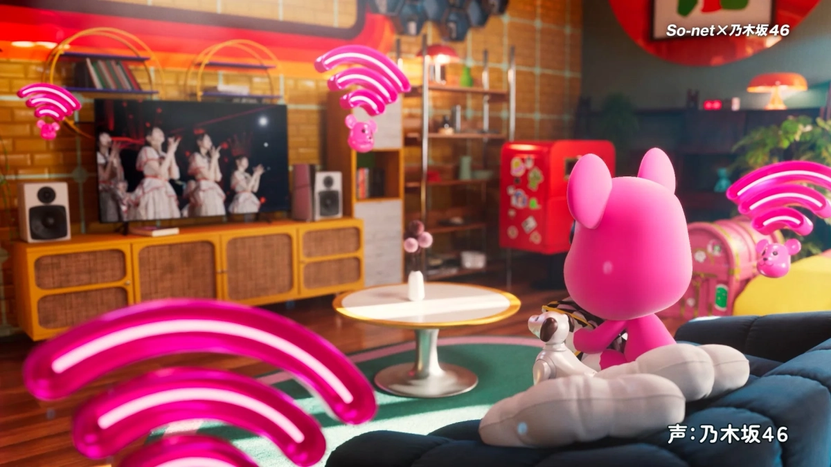 リビングルームで乃木坂46を見るピンクのキャラ
