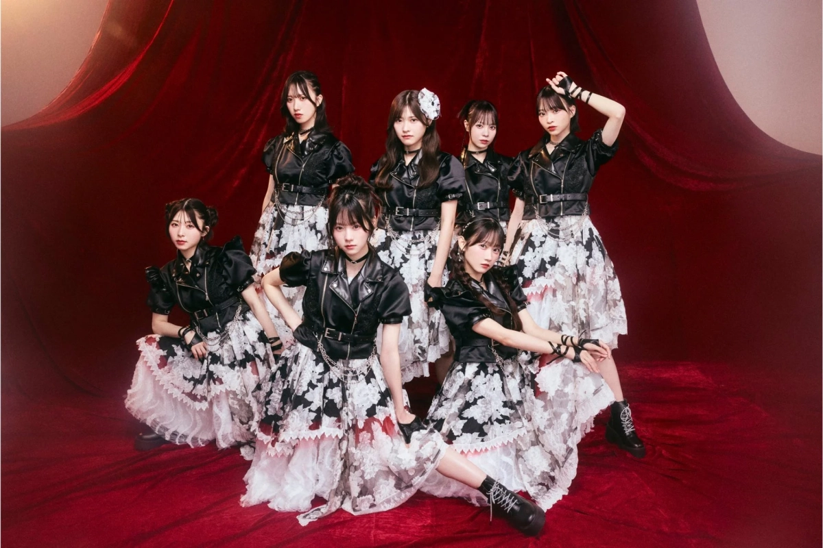 7人組女性アイドルグループの集合写真