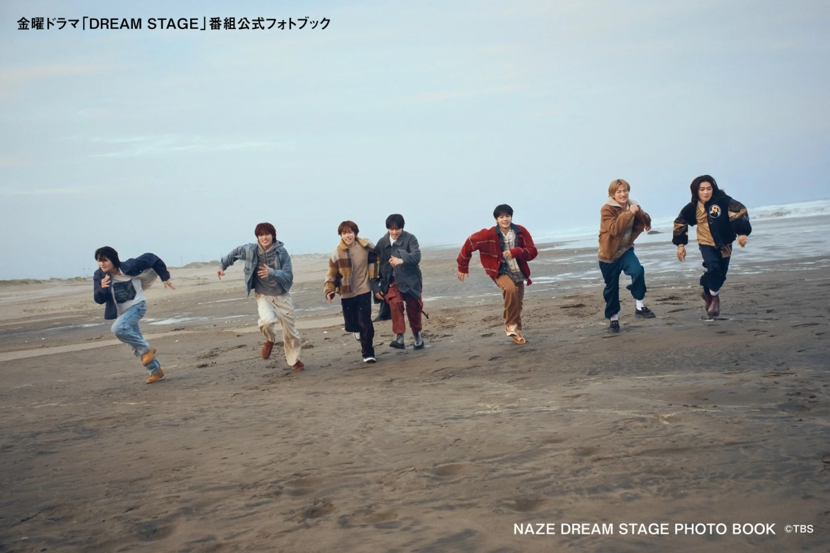 砂浜で海に向かって走るNAZEのメンバー