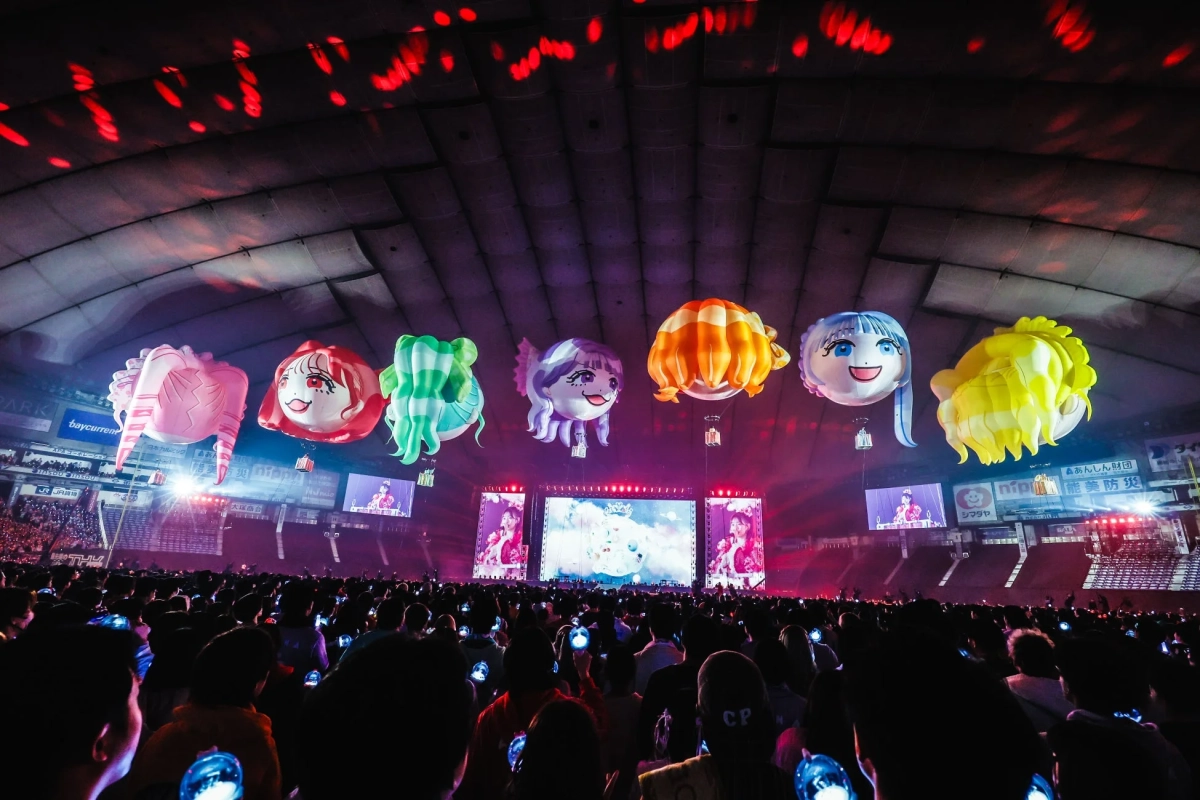 ドーム会場に浮かぶアニメキャラクターバルーン