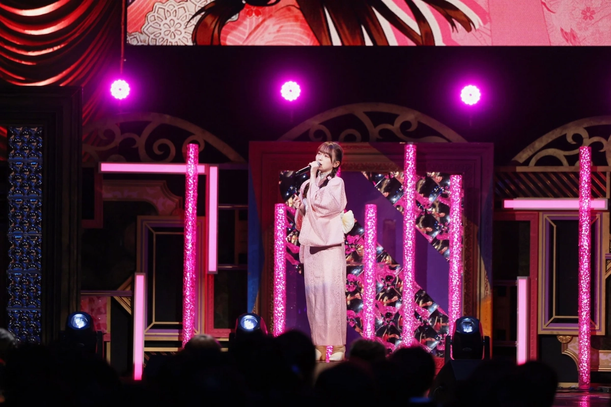 ステージで歌唱する女性