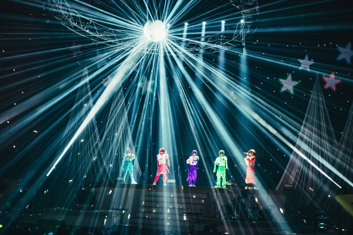 メンバーがステージ上でパフォーマンスしている画像