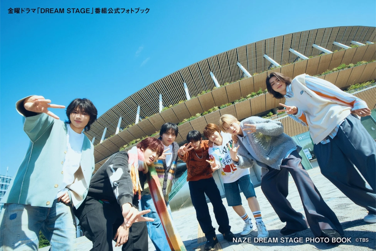 国立競技場のような建物を背景にポーズをとるNAZEのメンバー