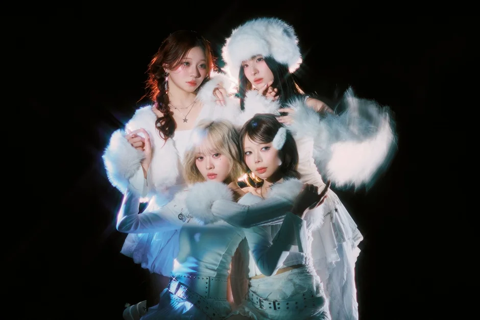 白いファーの衣装をまとったBENNYのメンバー