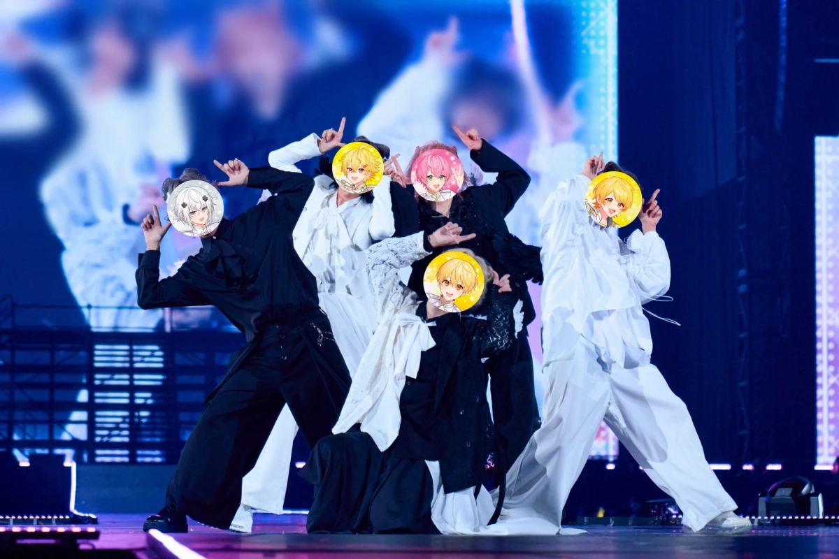 ステージ上で、白と黒の衣装を身につけた5人組