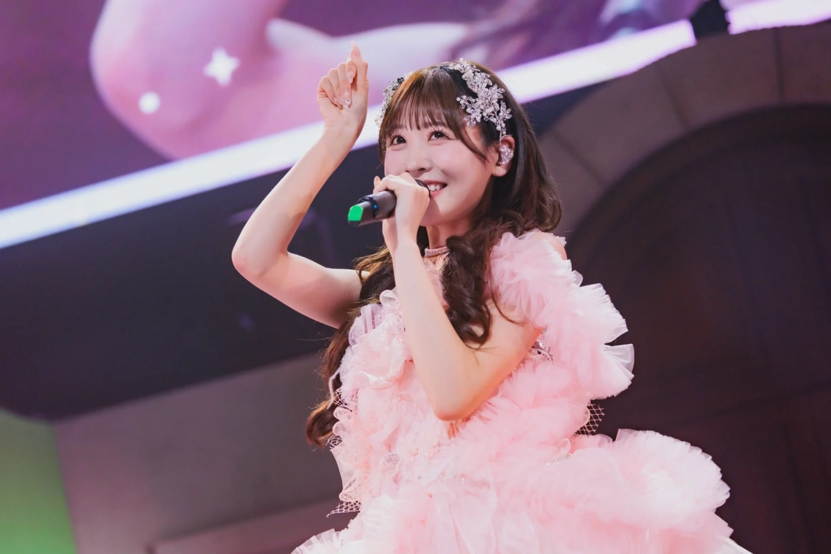 ピンクのフリルドレスで歌う櫻井優衣