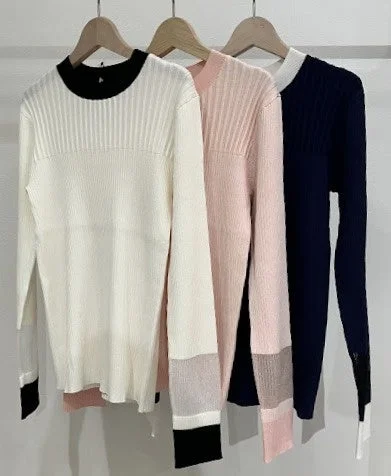 ハンガーにかけられた3枚のリブニットトップス