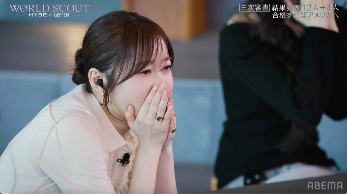 感情を抑える女性