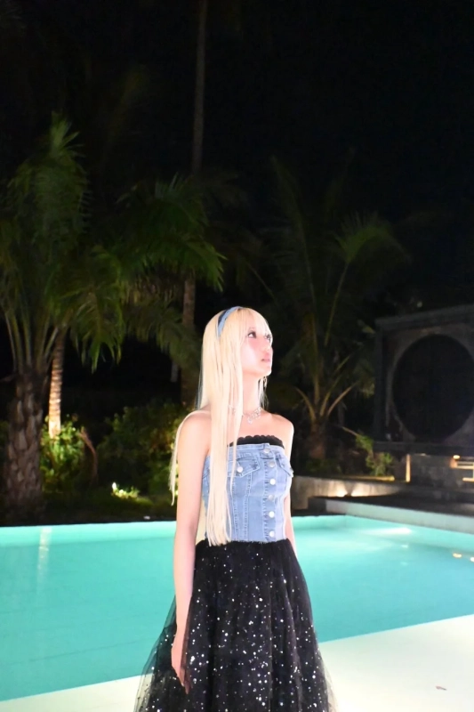 プールサイドのSAYAKA