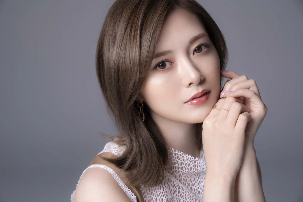 明るい茶色の髪を持つ女性のポートレート