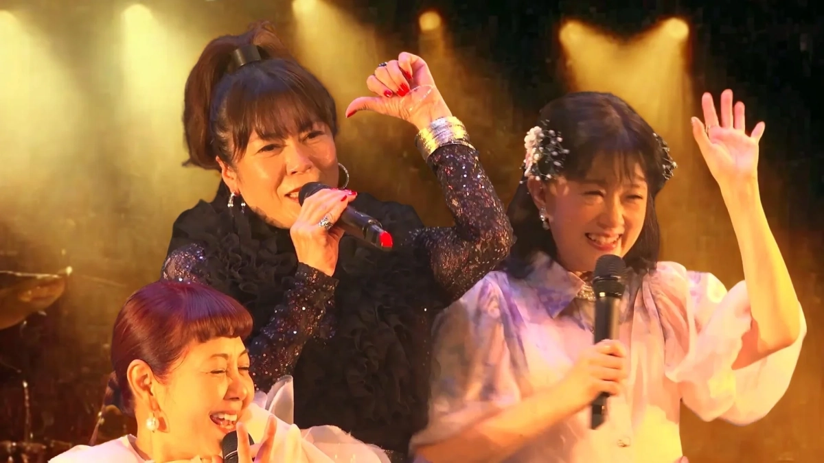 ライブで歌唱するID85のメンバー