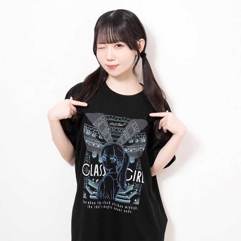 新居歩美さんが黒Tシャツを着用