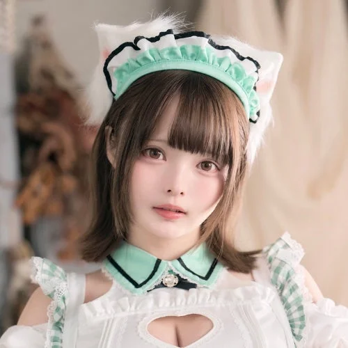 メイド服の女性