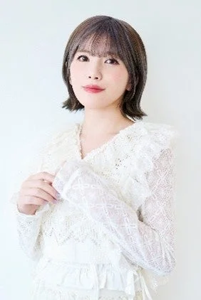 白いレースとフリルのブラウスを着た若い女性のポートレート