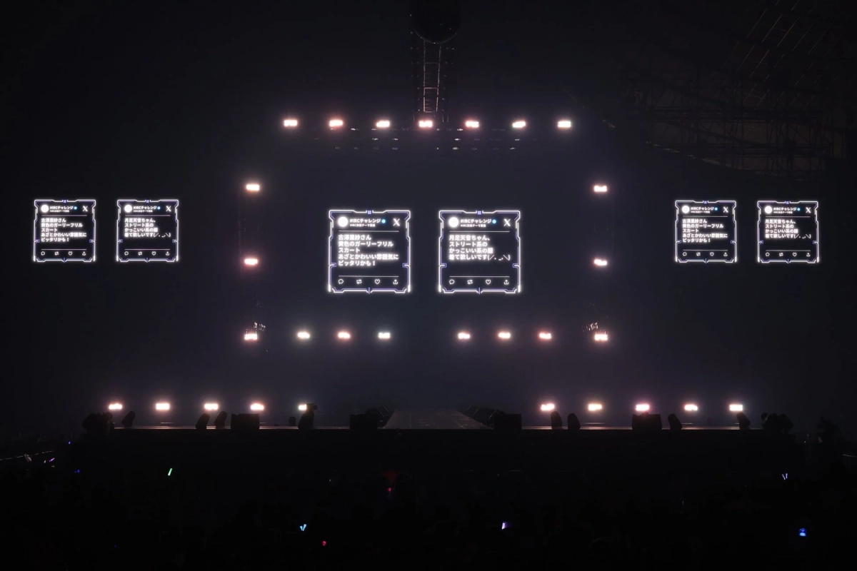 ステージにメッセージが表示されたスクリーン