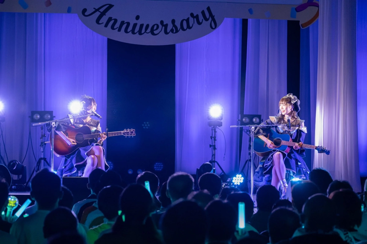 ギターを演奏するメンバー