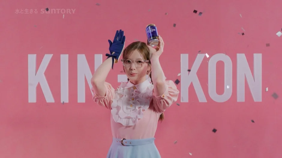 サントリー缶を持つ白石麻衣さん