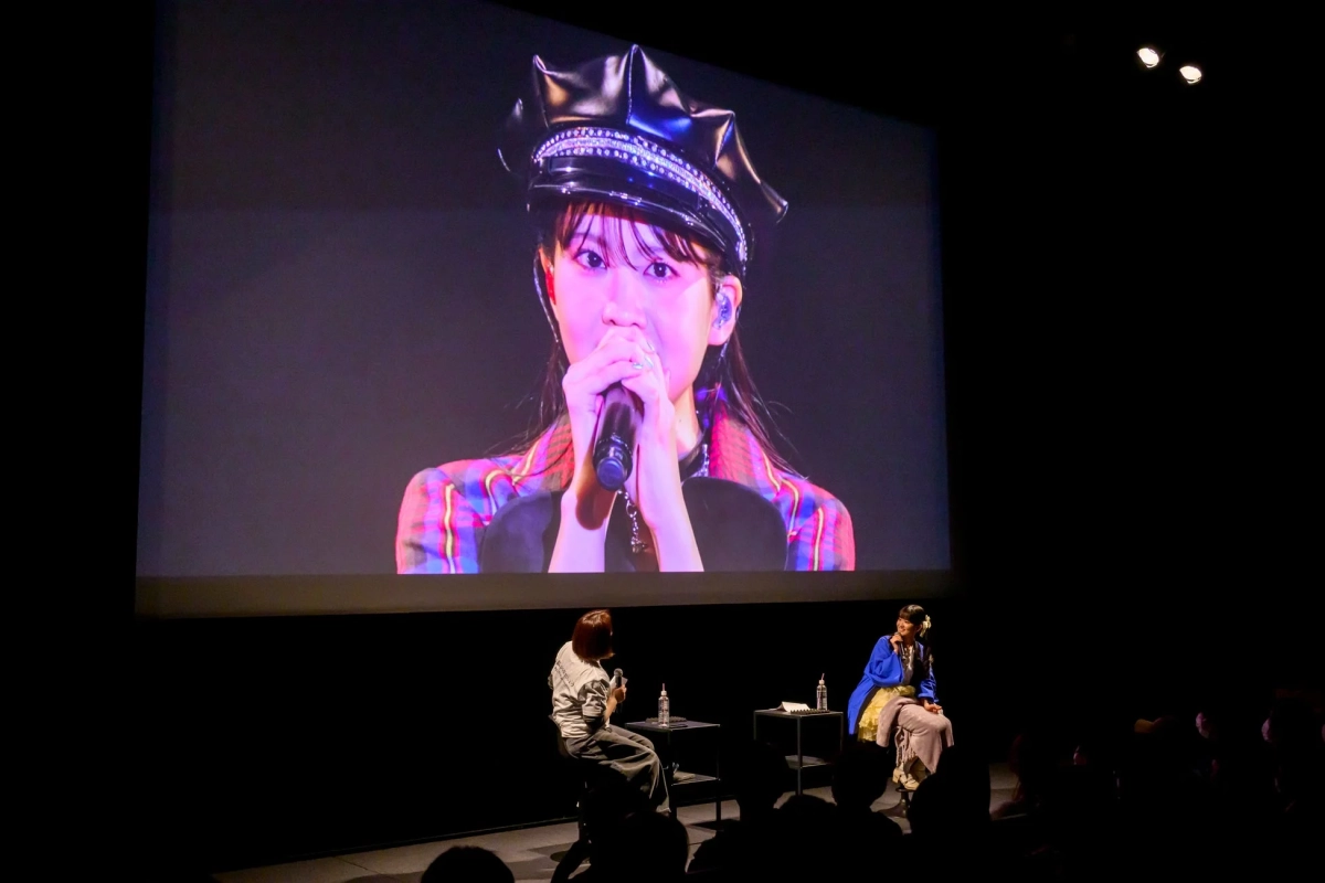 トークショー形式でライブ映像を観ながら解説する様子